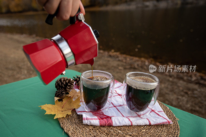 Boraboy湖的浓咖啡机和hario V60的煮咖啡